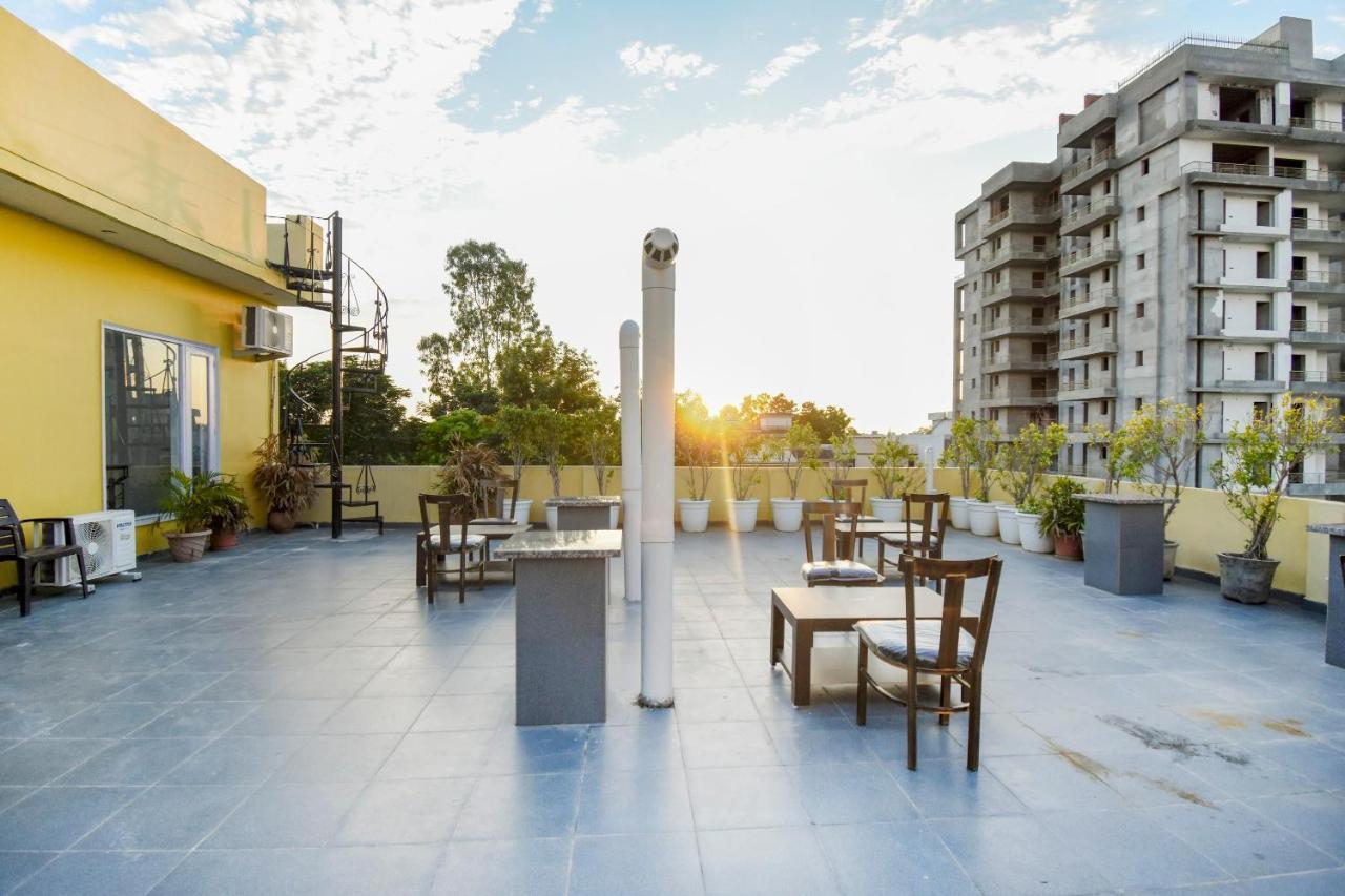 Hotel Oyo 75460 Sky High Residency à Ludhiana Extérieur photo